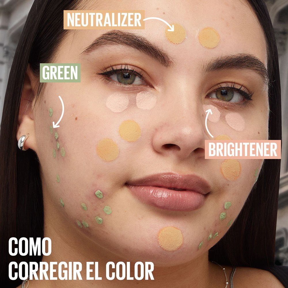 Mujer usando distintos tonos de corrector de maquillaje según su función 